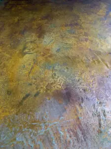 Die rostige Wand zeigt eine kreative Wandgestaltung mit der Magnetische-Beschichtung-Wand-Echtrost-Spachtel von Einhornwerke.