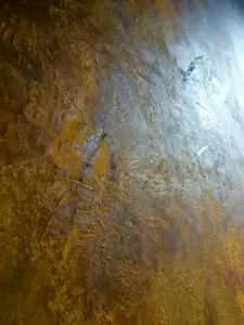 Diese Wand zeigt eine kreative Wandgestaltung mit einer rostigen Textur durch Echtrost-Spachtel von Einhornwerke.