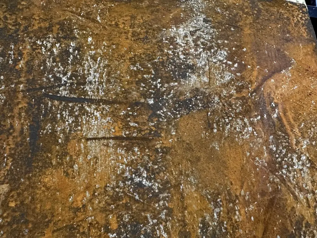 Eine Wand mit Echtrost-Optik zeigt kreative Wandgestaltung durch magnetische Beschichtung von Einhornwerke.