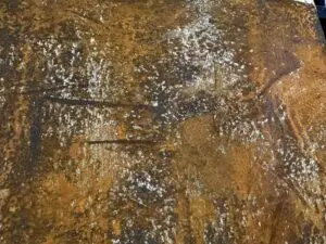 Eine Wand mit Echtrost-Optik zeigt kreative Wandgestaltung durch magnetische Beschichtung von Einhornwerke.