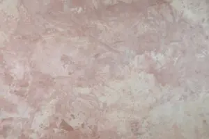 Eine stilvolle Wandgestaltung mit warmem Streichputz verleiht dem Wohnzimmer eine elegante Atmosphäre.
