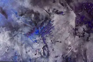 Abstrakte Wandgestaltung mit STUCCORINO®-Effekt in Amethyst und Blau, ideal für kreative Wohnzimmerakzente von Einhorn Werke. Rezept: STUCCORINO 0,1 Farbtöne 3030 + 4020 + 0215 + Fresco Natur + Pigmente Roh + Colour Pop + STUCCORINO ® Effect - Amethyst