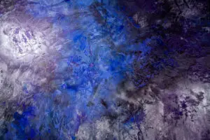Die Wand zeigt eine lebendige Marmorputzgestaltung in Amethyst-Tönen, die das Wohnzimmer kreativ akzentuiert. Rezept: STUCCORINO 0,1 Farbtöne 3030 + 4020 + 0215 + Fresco Natur + Pigmente Roh + Colour Pop + STUCCORINO ® Effect - Amethyst