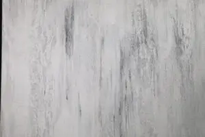 Graue, strukturierte Wand mit Oberflächenstruktur, ideal für kreative Wandgestaltung im Wohnzimmer.