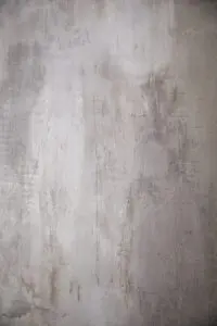 Eine stilvolle Wohnzimmerwand mit Oberflächenstruktur in Naturtönen, gestaltet mit STUCCORINO Marmorputz.