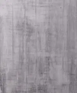Eine graue Wand mit strukturiertem Kalkputz verleiht dem Raum eine elegante und moderne Wandgestaltung.