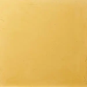Eine glatte, gelbe Wand zeigt die elegante Textur des STUCCORINO Classic Kalkputzes für stilvolle Wandgestaltung.