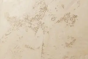 Die sandfarbene Wand zeigt eine elegante Struktur aus Oberflaeche-STUCCORINO Kalkputz für kreative Wandgestaltung.