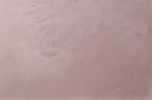Die Wand zeigt eine glatte Oberfläche mit elegantem Kalkputz in warmem Farbton, ideal für kreative Wandgestaltung im Wohnzimmer.