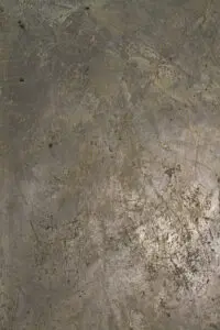 Die grobe Textur der Wand zeigt den Oberflächen-Effekt von STUCCORINO® Black Pearl in einer stilvollen Wandgestaltung. Rezept: STUCCORINO 0,1, Farbton: 2020 + Black Pearl grob + Effect Weißgold