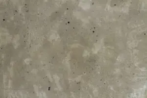 Die Wand zeigt feine, elegante Marmorputz Struktur , ideal für kreative Wandgestaltung im Wohnzimmer und Badezimmer. Rezept: STUCCORINO 0,1, Farbton 2020 + Black Pearl Glimmer grob + Effect Weißgold
