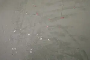 Die Wand zeigt eine kreative Oberflächengestaltung mit STUCCORINO® Dust im Farbton 2807 und Pariser Goldbruch für stilvolle Wohnzimmer.