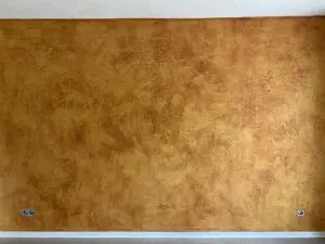 Wandgestaltung mit Kalkputz in warmen Farbtönen für ein stilvolles Wohnzimmer von Einhornwerke.