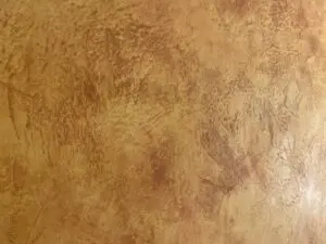 Die Wand zeigt einen warmen Oberflaeche-STUCCORINO Effect mit kunstvoller Kalkputz-Wandgestaltung von Einhorn Werke.