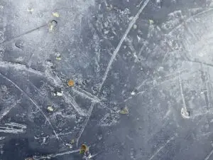 Das Bild zeigt eine edle Wandgestaltung mit STUCCORINO von EINHORN WERKE, einem dekorativen Marmorputz mit Effect in Silber.