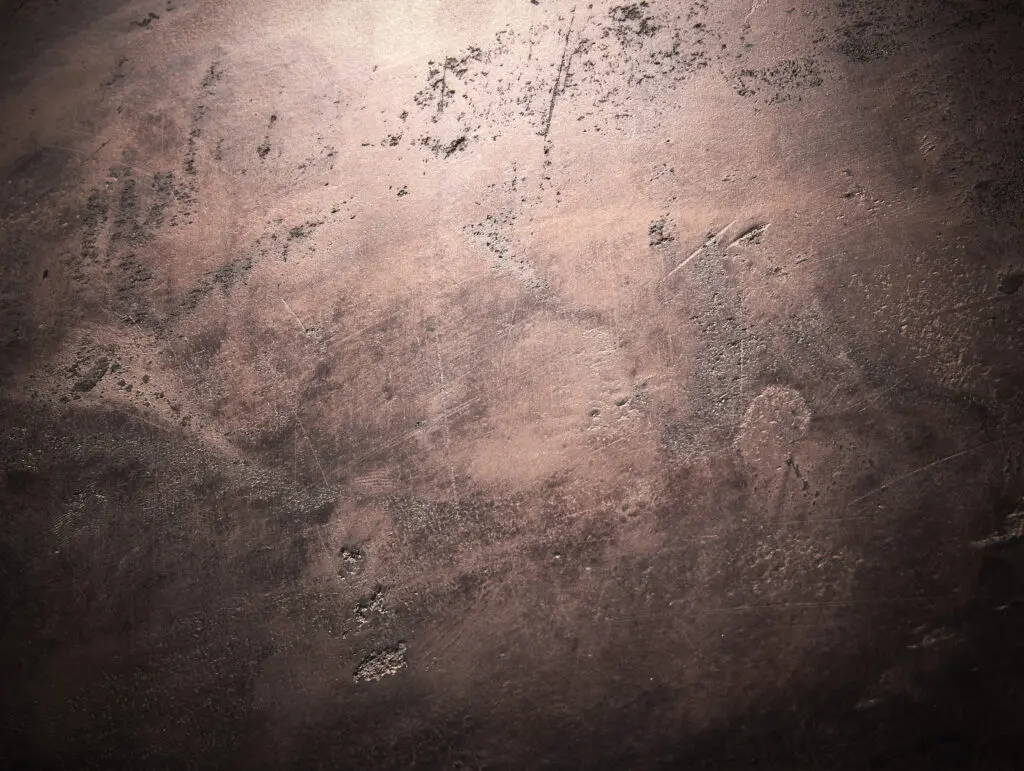 Die Wand zeigt eine elegante Textur mit Oberflaeche-STUCCORINO-Effect in Rose´gold, ideal für kreative Wandgestaltung.