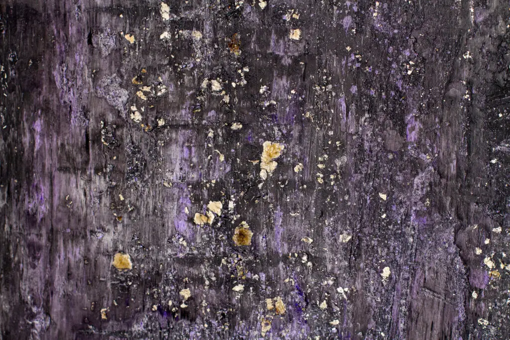 Sparkle STUCCORINO Farbtöne 0215, 4020, 4040 mit Goldglimmer grob auf violett-schwarzem Kalkputz
