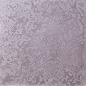 Die Wand zeigt eine elegante florale Marmorputz Oberflächenstruktur mit dem Effekt Silber von Einhorn Werke. Rezept: Struktur STUCCORINO ® 0,1 Farbton 3105 + STUCCORINO ® Effect - Silber