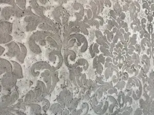 Das Bild zeigt eine edle florale 3 D Wandgestaltung mit STUCCORINO von EINHORN WERKE, einem Marmor Kalkputz. Rezept: Struktur STUCCORINO ® 0,1 Farbton Natur + Imprägnierung + Shabby Finish - schwarz