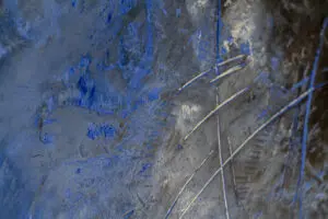 Eine kunstvolle Wandgestaltung mit blauen Naturpigmenten und Textur verleiht dem Wohnzimmer ein einzigartiges Ambiente. Rezept: STUCCORINO ® Trash STUCCORINO ® 0,1 Farbtöne 3030 + 0215 + STUCCORINO ® Fresco Natur + Pigmente Roh