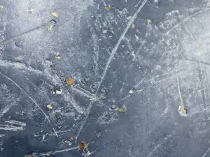 Eine silberne Wandgestaltung mit grobem Effekt und goldfarbenen Akzenten verleiht dem Raum eine stilvolle Atmosphäre.