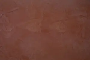 Eine detailreiche Wandgestaltung mit warmem Streichputz verleiht dem Wohnzimmer eine elegante Atmosphäre.