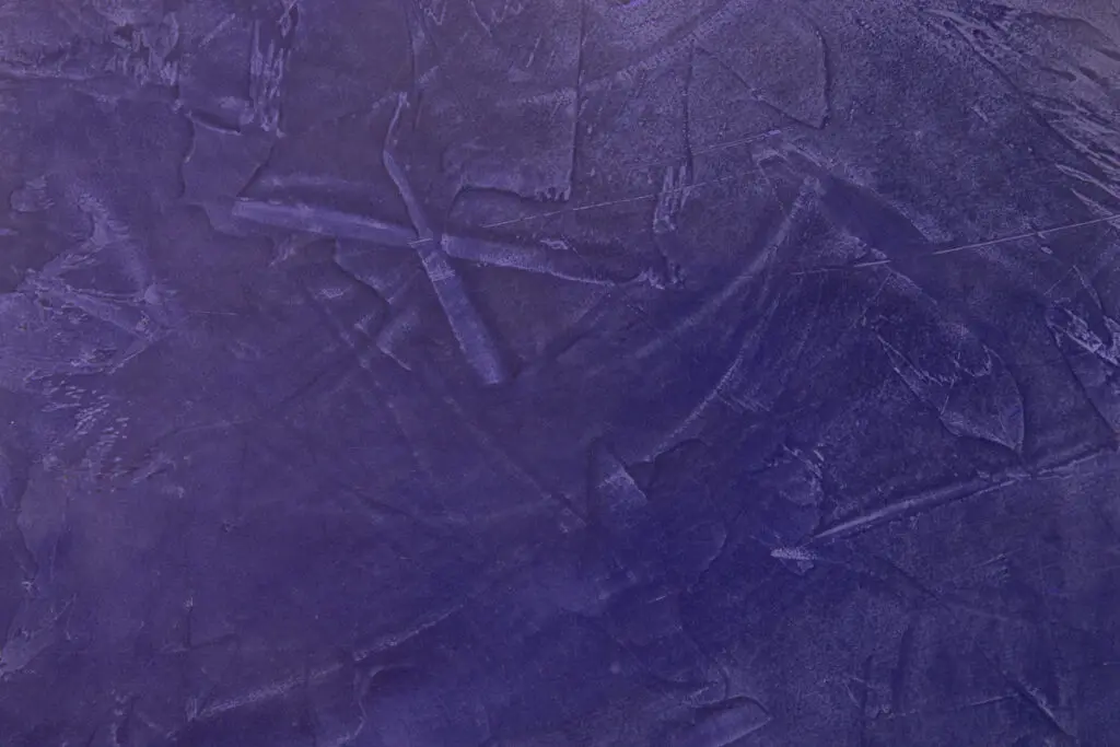 Die tiefblaue Textur des VENEZIANO-Dolce Streichputzes verleiht der Wandgestaltung im Wohnzimmer ein elegantes Flair.