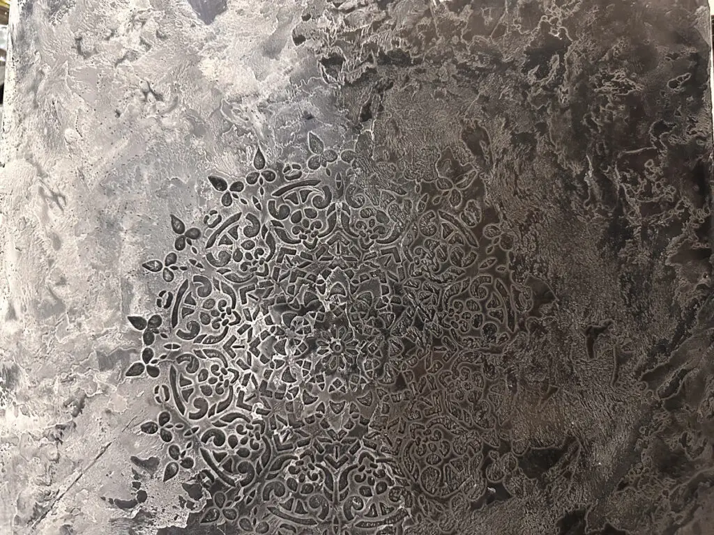 Ein detailreiches Muster aus Streichputz verleiht der Wandgestaltung im Wohnzimmer eine kunstvolle Einhornwerke-Note.