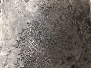 Ein detailreiches Muster aus Streichputz verleiht der Wandgestaltung im Wohnzimmer eine kunstvolle Einhornwerke-Note.