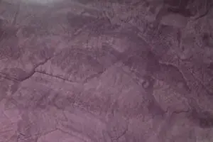 Die fertige Fläche zeigt eine kreative Wandgestaltung mit VENEZIANO-Dolce Streichputz in einem eleganten Wohnzimmer.