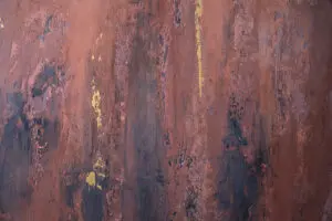 Die Wandgestaltung zeigt warme VENEZiANO-Dolce-Farben, die mit kunstvollem Streichputz von Einhornwerke lebendig wirken.
