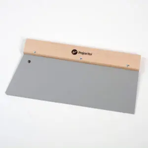 Ein grauer Spachtel mit Holzgriff, ideal für kreative Wandgestaltung mit Betonfolien-Spachtel von Einhornwerke.