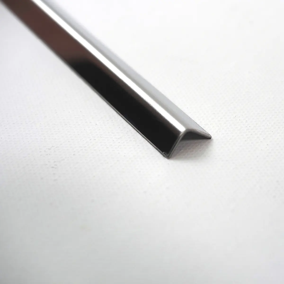 Eckwinkel aus Edelstahl V2A in Naturglanz, ideal für fugenloses Bad oder moderne Wandgestaltung mit Betonoptik.