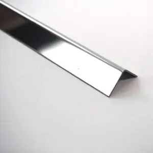 Ein glänzender Eckwinkel aus Edelstahl V2A liegt auf einer hellen Oberfläche, ideal für kreative Wandgestaltung.