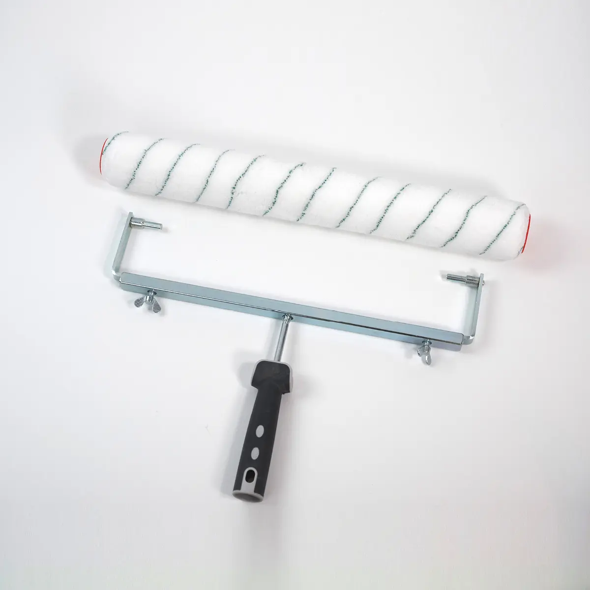 Ein Korbbügel für Lackrolle "Aquatop" von Einhornwerke liegt auf weißem Hintergrund, ideal für kreative Wandgestaltung.