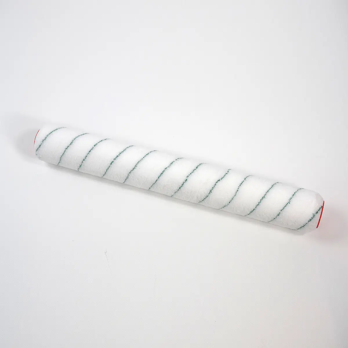 Die Lackrolle Aquatop 50cm von Einhornwerke liegt auf weißem Untergrund, ideal zur Wandgestaltung im Wohnzimmer.