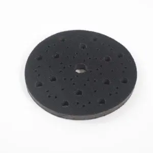 Die schwarze MIRKA-Softauflage 150mm mit 67 Löchern und 10mm Dicke liegt auf einer weißen Oberfläche.