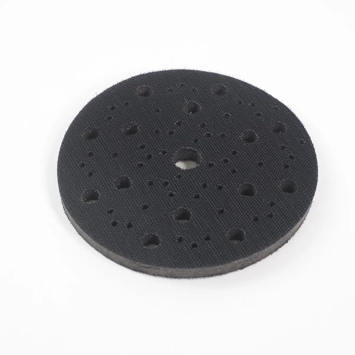 Die schwarze MIRKA-Softauflage 150mm mit 67 Löchern und 10mm Dicke liegt auf einer weißen Oberfläche.