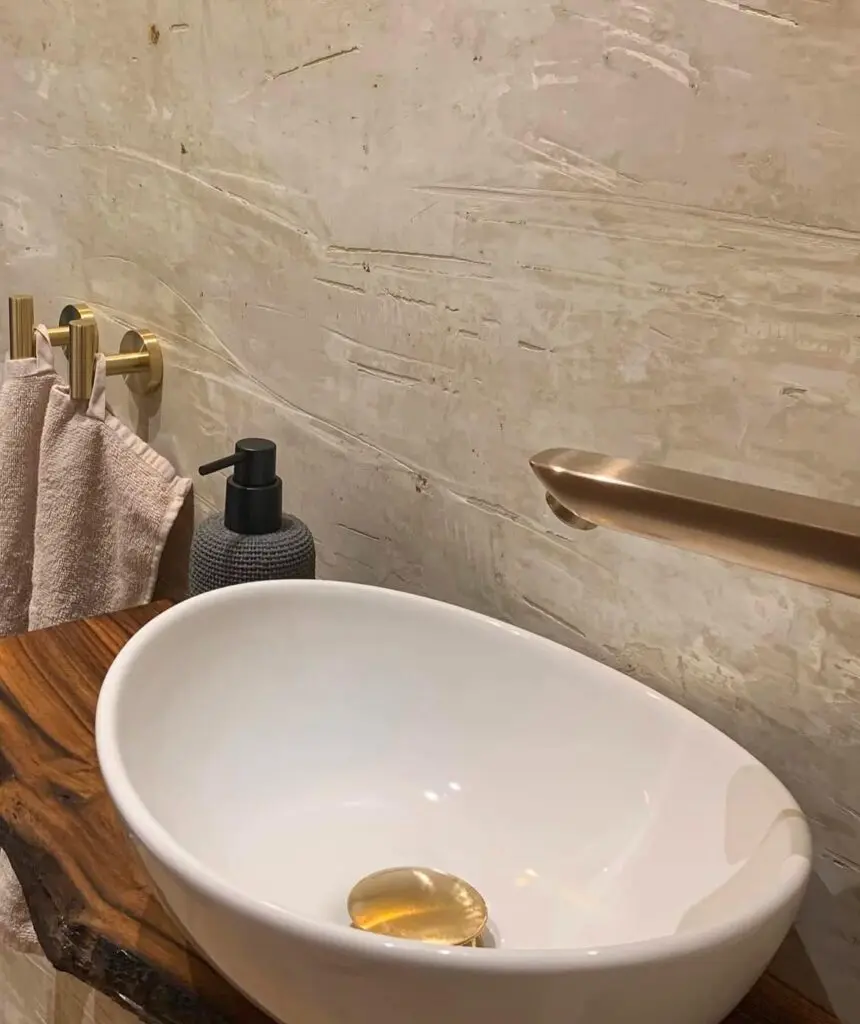 Ein modernes Badezimmer mit fugenloser Wandgestaltung in Betonoptik und eleganten Holz-Elementen für stilvolles Design.