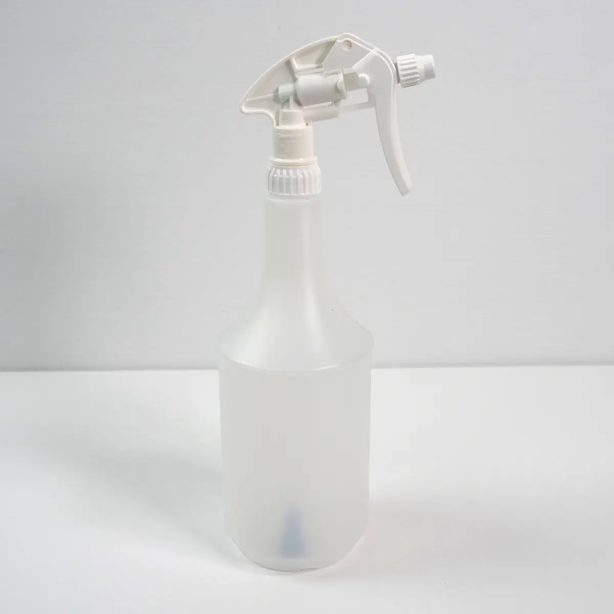 Ein transparenter Pumpsprüher steht auf einer hellen Oberfläche, ideal für kreative Wandgestaltung mit Einhornwerke-Produkten.