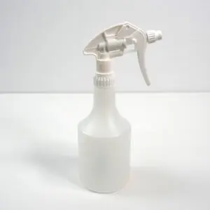Ein weißer Pumpsprüher steht auf einem Tisch und eignet sich ideal für kreative Wandgestaltung im Wohnzimmer.