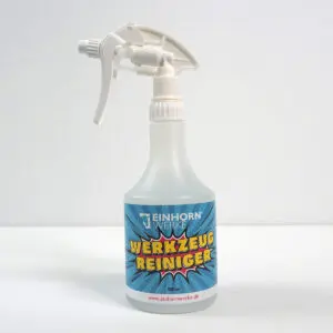 Eine Werkzeugreiniger-Flasche von Einhornwerke steht vor einem neutralen Hintergrund, ideal für saubere Wände.