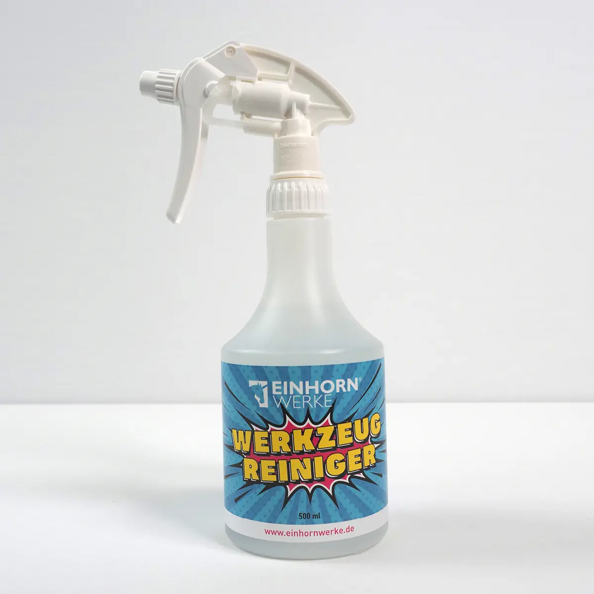 Eine Werkzeugreiniger-Flasche von Einhornwerke steht vor einem neutralen Hintergrund, ideal für saubere Wände.