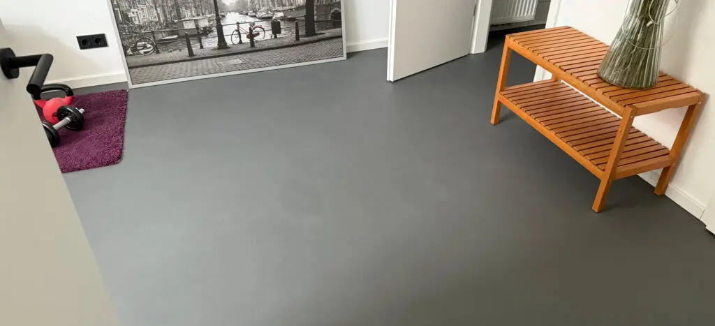 Ein grauer Spachtelboden in Betonoptik von Einhornwerke verleiht dem Raum eine moderne und stilvolle Atmosphäre.