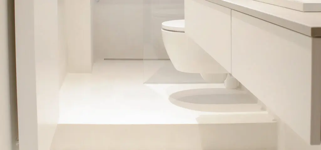 Ein modernes Badezimmer zeigt einen eleganten Spachtelboden als stilvolle Alternative zu Fliesen im minimalistischen Design.