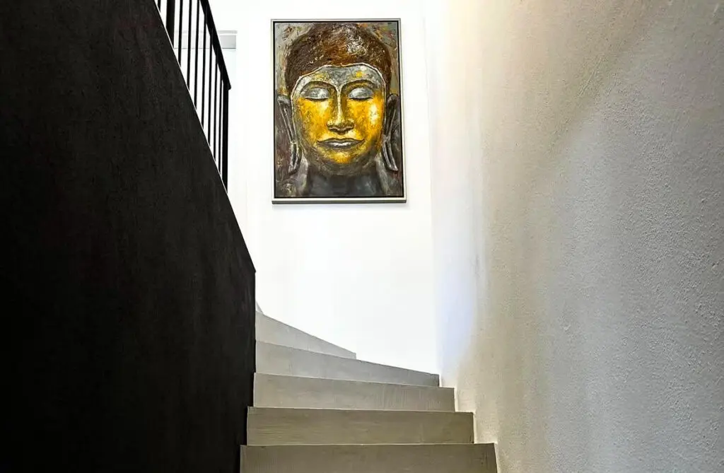 Ein Treppenhaus mit Wänden und Treppe in Betonoptik zeigt stilvolle Wandgestaltung von Einhornwerke.