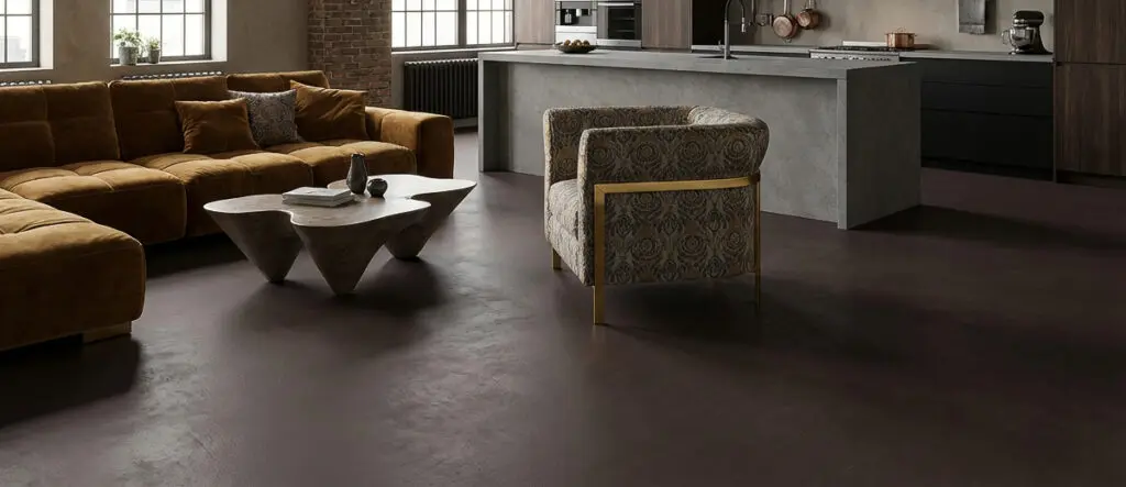 Ein modernes Wohnzimmer mit fugenlosem Boden und eleganter Wandgestaltung von Einhornwerke schafft eine stilvolle Atmosphäre.