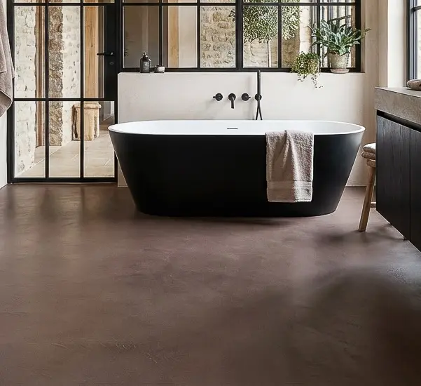 Ein modernes Badezimmer mit einem eleganten schwarzen Badewanne, Streichputz-Wänden und einem stilvollen Designboden HERKULES-3207-2.