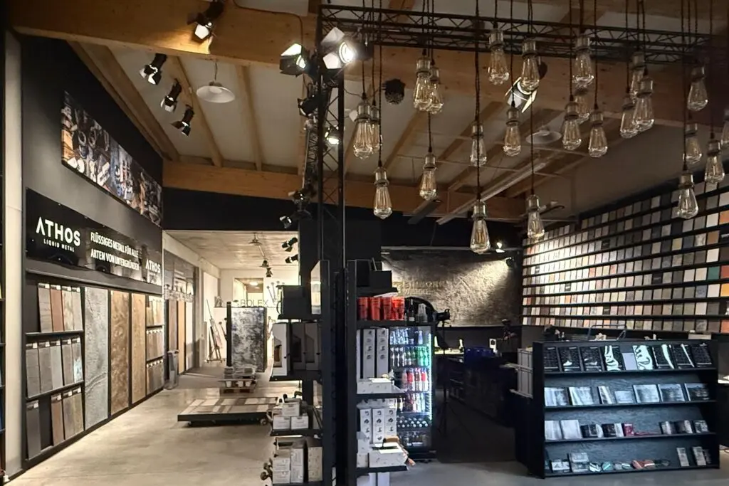 Ein stilvolles Interieur mit verschiedenen Spachteltechniken und Gestaltungsideen von Einhorn-Werke für moderne Räume.