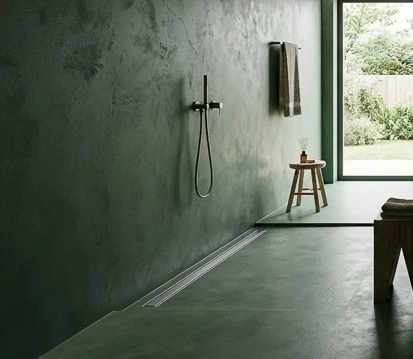 Ein modernes Badezimmer mit HERKULES-Designboden und stilvollem Streichputz schafft eine elegante Atmosphäre. | © Einhornwerke